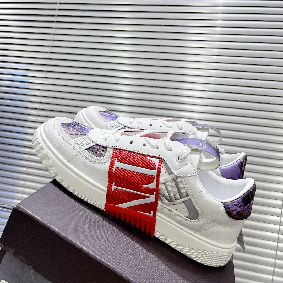 👟👟Ex-factory price 600👟👟 Valentino ONE STUD calfskin lace-up sneakers. Soft suede low-top sneakers, classic and versatile, couple's sneakers, special goods, worth buying! A pair of simple shoes with unique details will save you from the difficulty of dressing. OneStud sneakers, with quilted plaid and oversized rivets, create an eye-catching punk style and get rid of the heavy feeling of this season's clothing. Upraise calfskin derby shoes, with exquisite leather construction and simple silhouette, and smooth lines set the tone of coolness, are a versatile item in the wardrobe. There are more Valentino boutique shoes waiting for you to unlock! It’s time to get the shoes you’ve been coveting for a long time! Officially on sale 7,+++ - Seven straps, decorated with metallic rubber effect. Decoration on the back and tongue. Size 35-44.